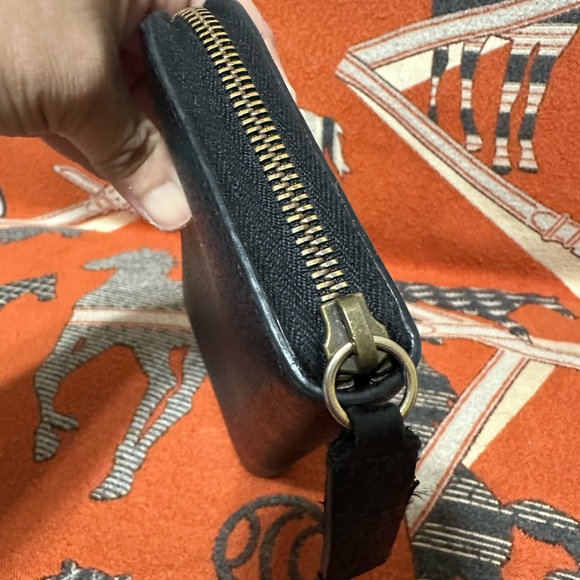 GUCCI ❤️🌟BEE ZIPPY BACK WALLET ⭐️ - Picture 4 of 9